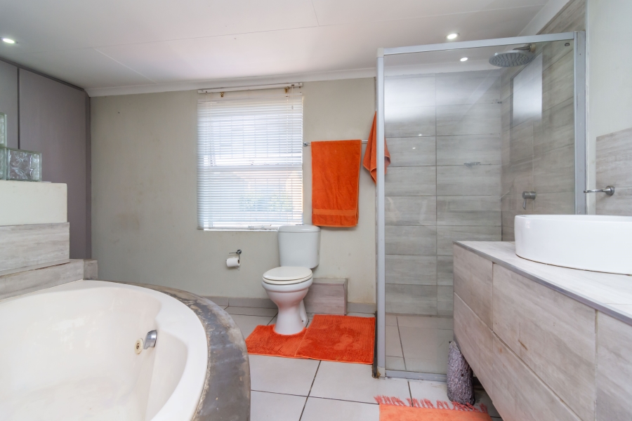 2 Bedroom Property for Sale in Wilgeheuwel Gauteng