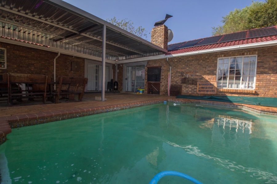 6 Bedroom Property for Sale in Wierda Park Gauteng