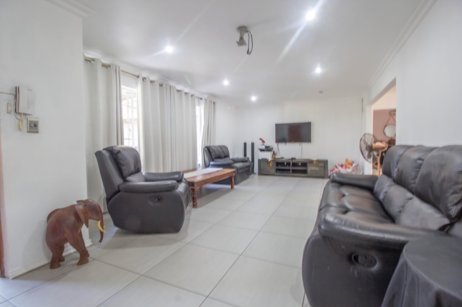 6 Bedroom Property for Sale in Wierda Park Gauteng