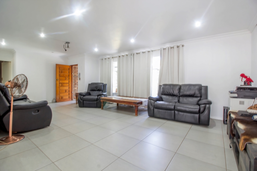 6 Bedroom Property for Sale in Wierda Park Gauteng