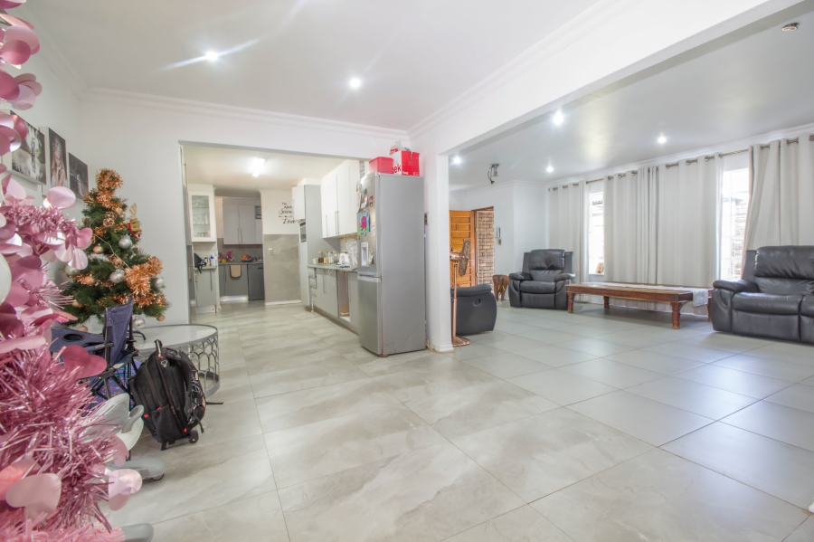 6 Bedroom Property for Sale in Wierda Park Gauteng