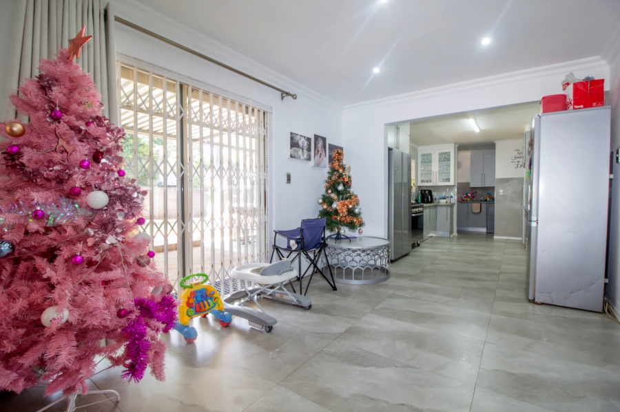 6 Bedroom Property for Sale in Wierda Park Gauteng