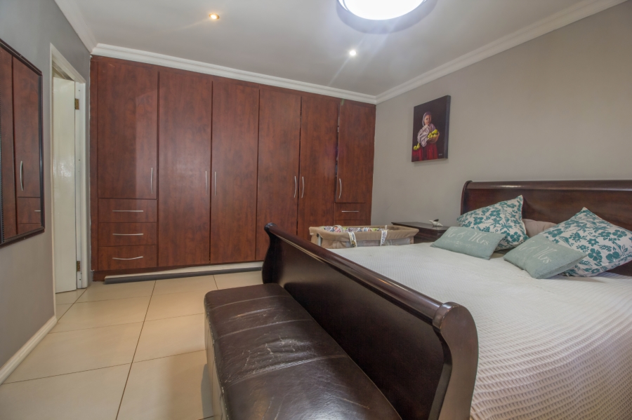 6 Bedroom Property for Sale in Wierda Park Gauteng