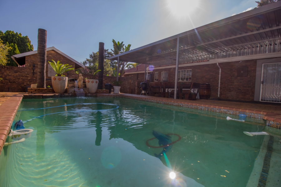 6 Bedroom Property for Sale in Wierda Park Gauteng