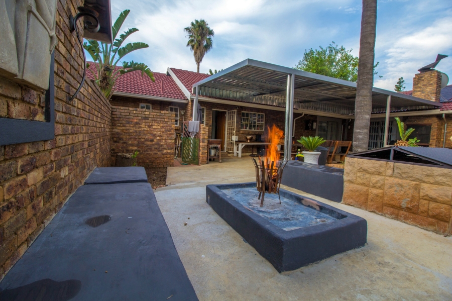 6 Bedroom Property for Sale in Wierda Park Gauteng