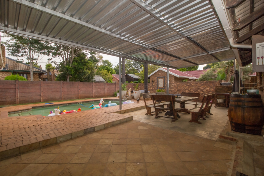 6 Bedroom Property for Sale in Wierda Park Gauteng