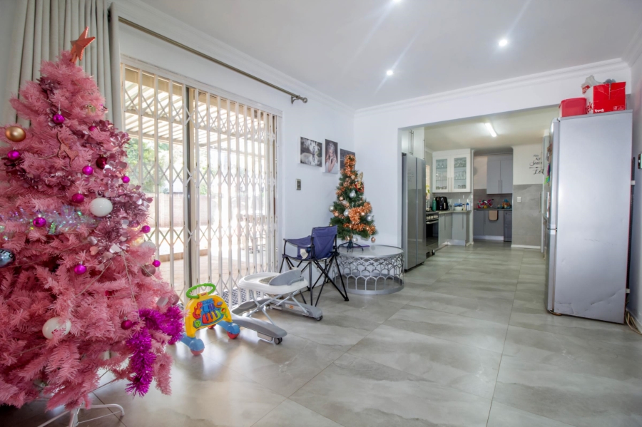 6 Bedroom Property for Sale in Wierda Park Gauteng