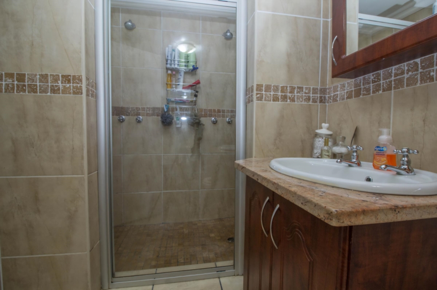 6 Bedroom Property for Sale in Wierda Park Gauteng