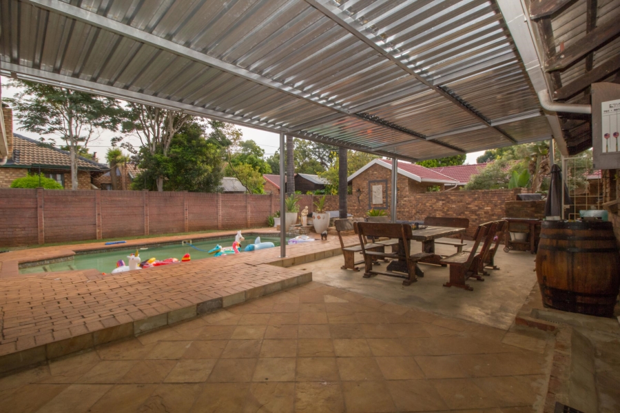 6 Bedroom Property for Sale in Wierda Park Gauteng
