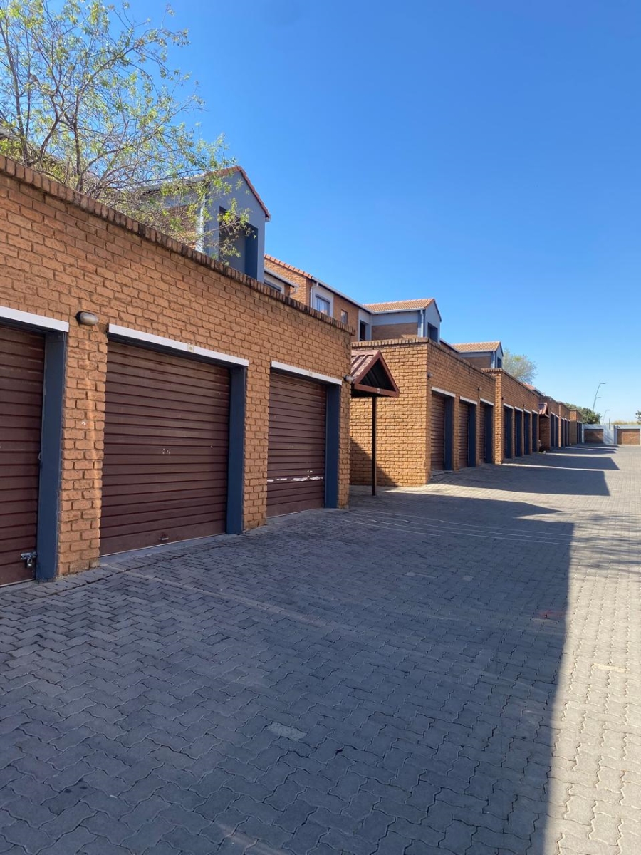 2 Bedroom Property for Sale in Vorna Valley Gauteng