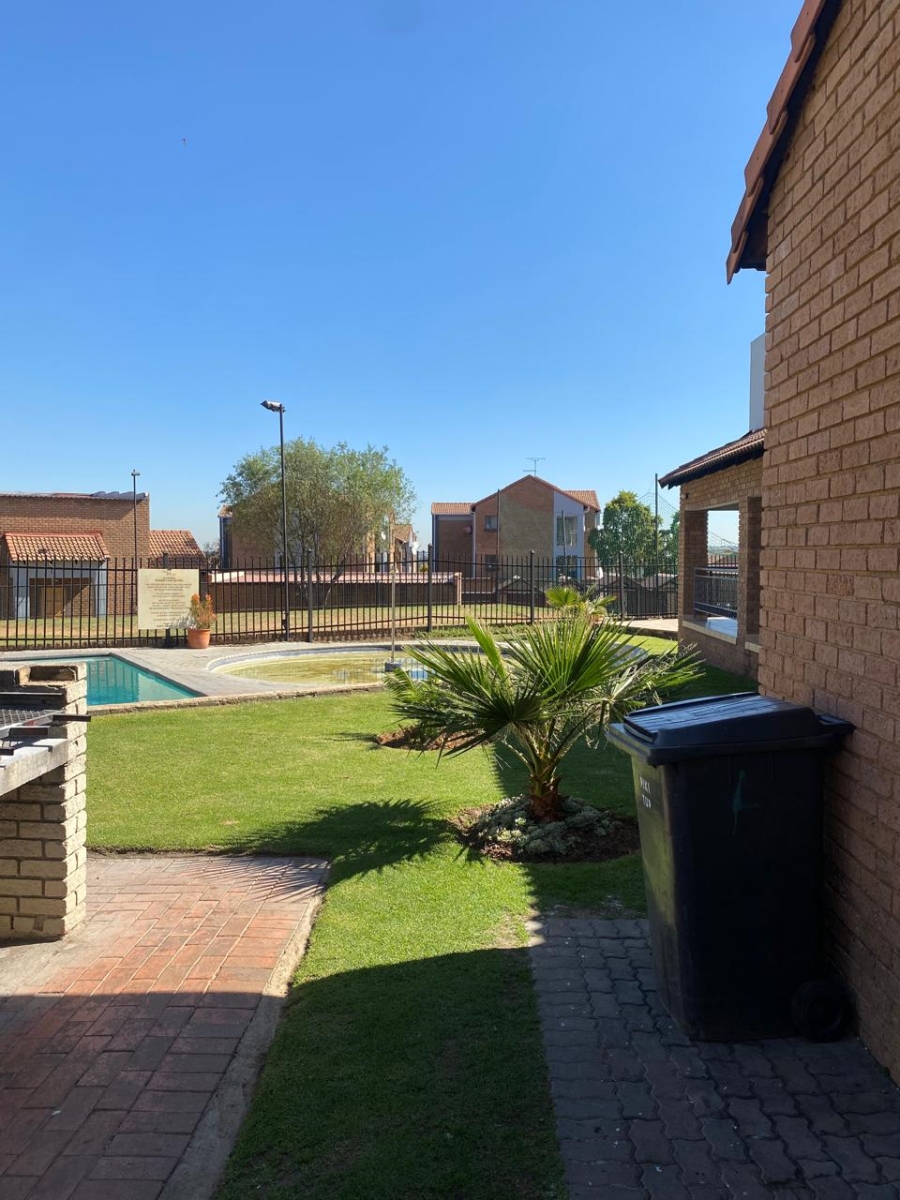 2 Bedroom Property for Sale in Vorna Valley Gauteng