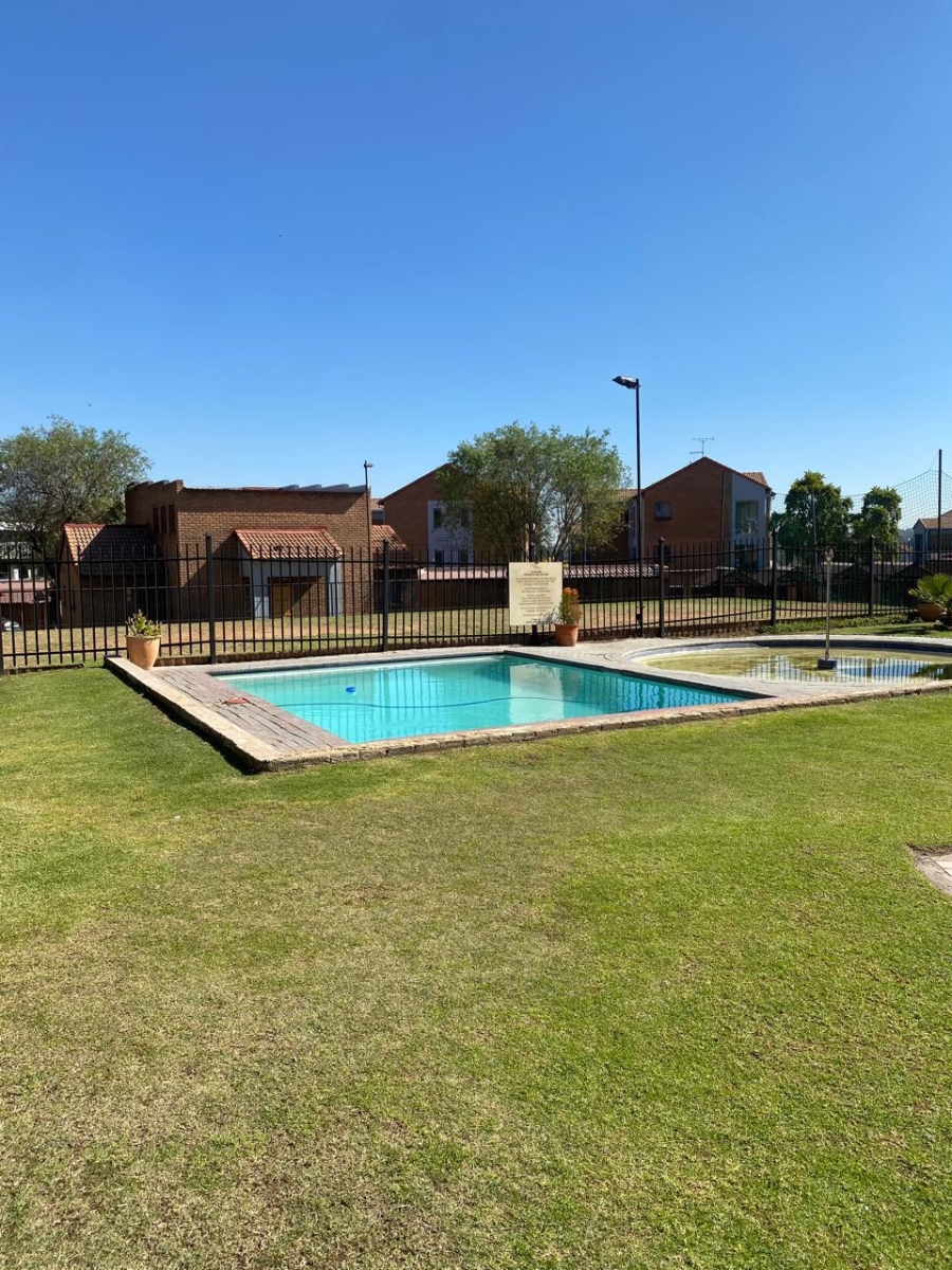 2 Bedroom Property for Sale in Vorna Valley Gauteng