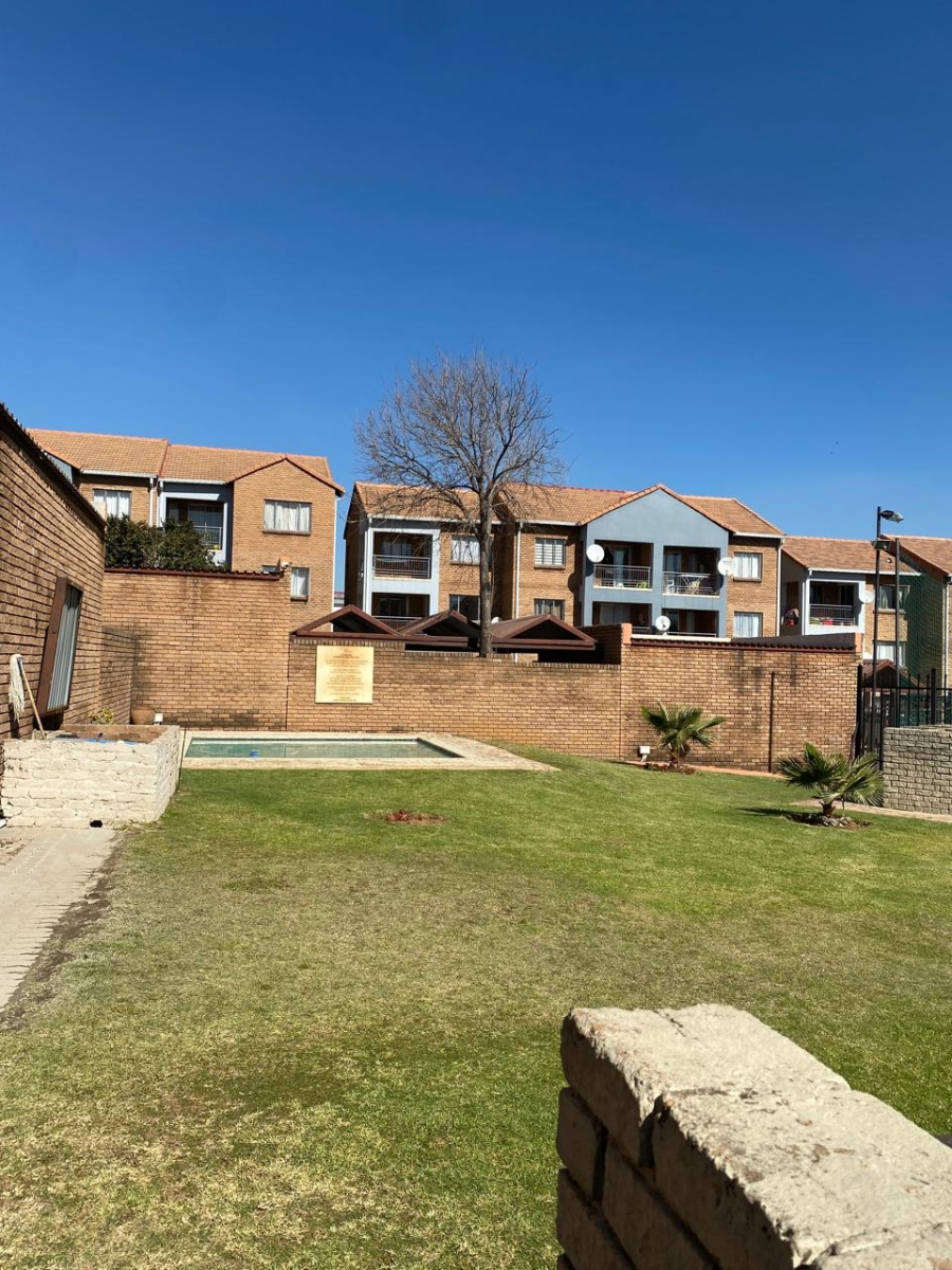 2 Bedroom Property for Sale in Vorna Valley Gauteng