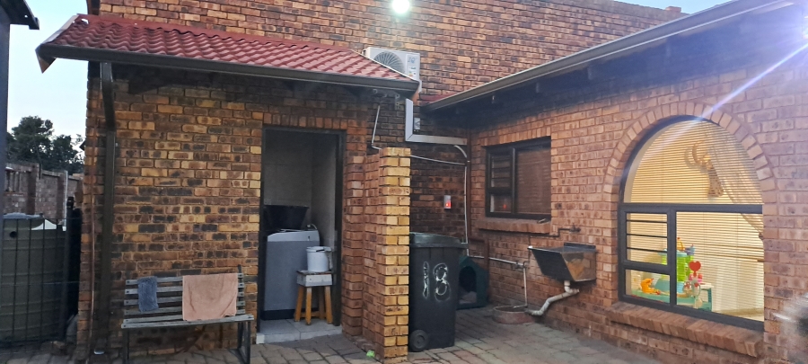 4 Bedroom Property for Sale in Sunair Park Gauteng