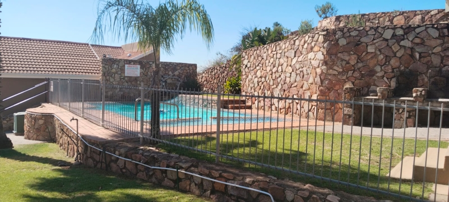 To Let 2 Bedroom Property for Rent in Kenmare Gauteng