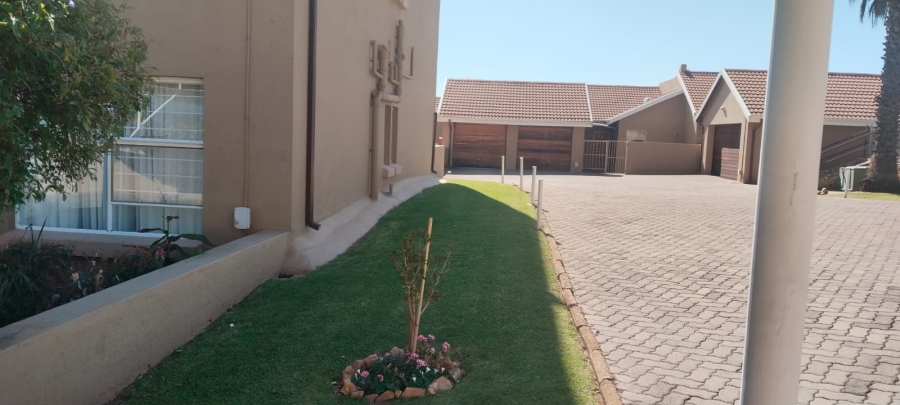 To Let 2 Bedroom Property for Rent in Kenmare Gauteng