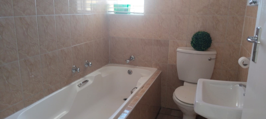 To Let 2 Bedroom Property for Rent in Kenmare Gauteng