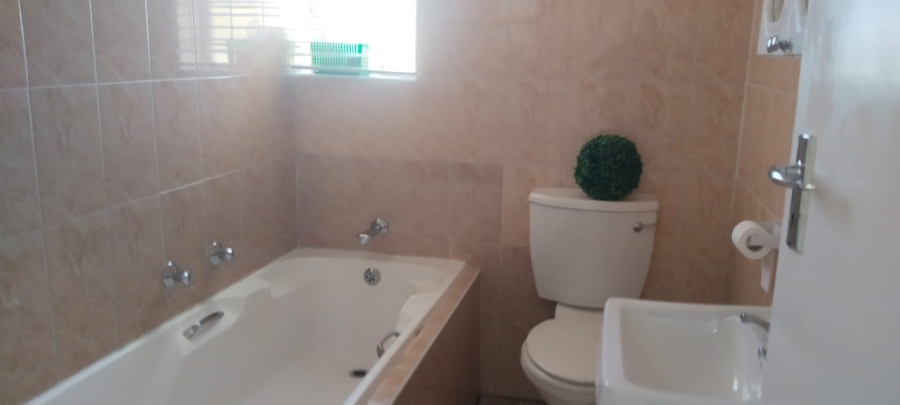 To Let 2 Bedroom Property for Rent in Kenmare Gauteng