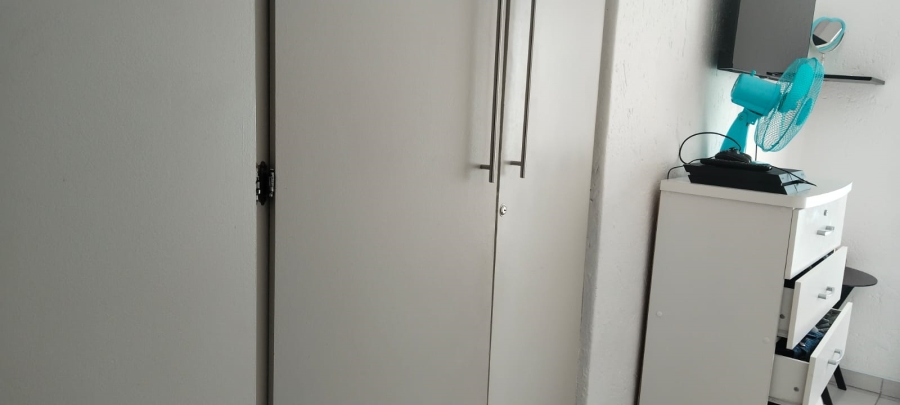 To Let 2 Bedroom Property for Rent in Kenmare Gauteng