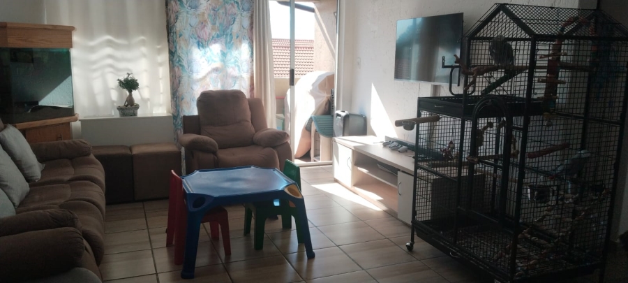 To Let 2 Bedroom Property for Rent in Kenmare Gauteng