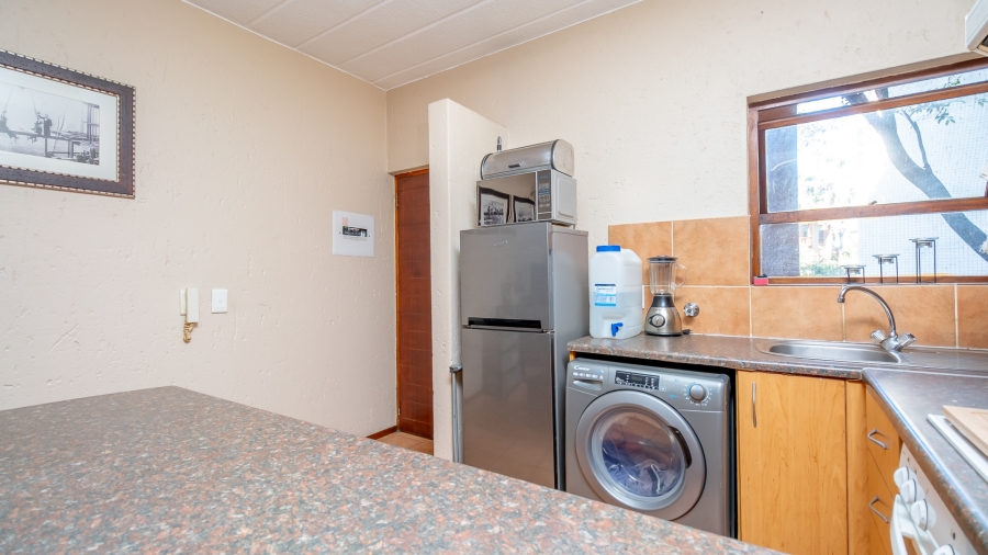 To Let 1 Bedroom Property for Rent in Douglasdale Gauteng
