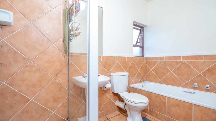 To Let 1 Bedroom Property for Rent in Douglasdale Gauteng