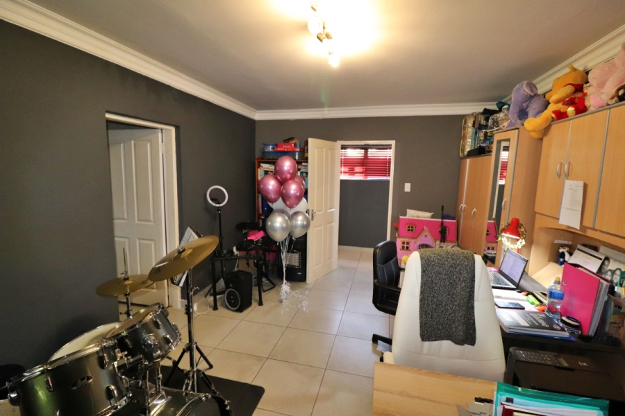 5 Bedroom Property for Sale in Edenvale Central Gauteng