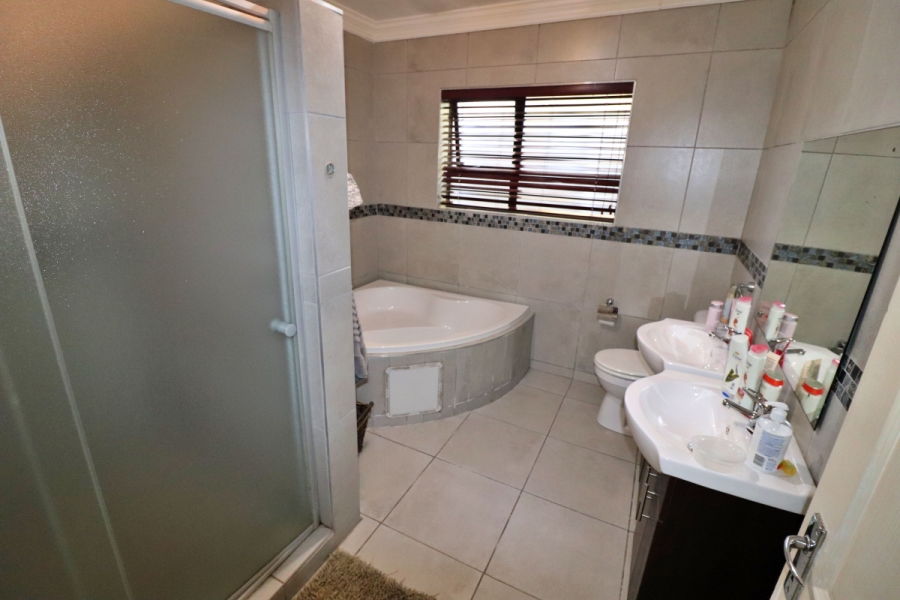 5 Bedroom Property for Sale in Edenvale Central Gauteng