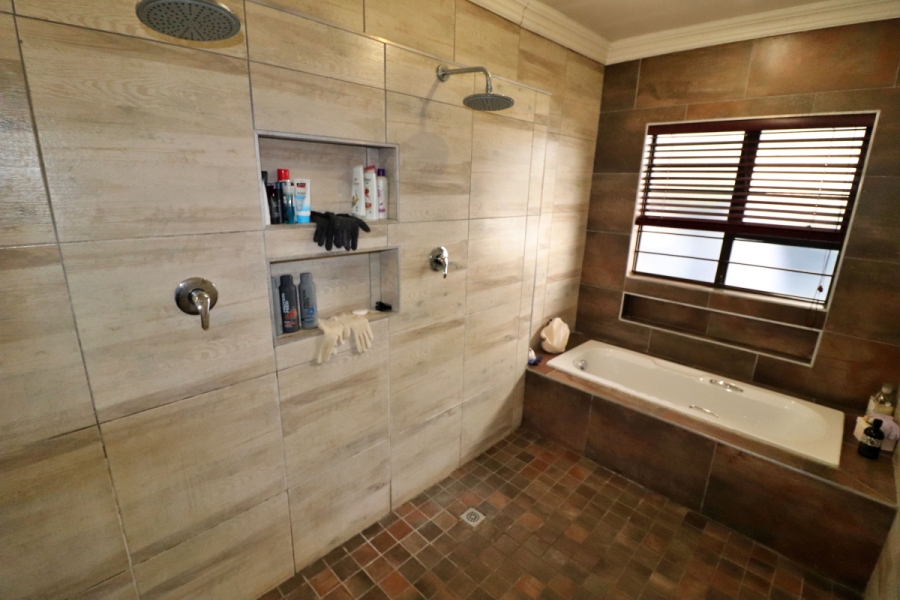 5 Bedroom Property for Sale in Edenvale Central Gauteng