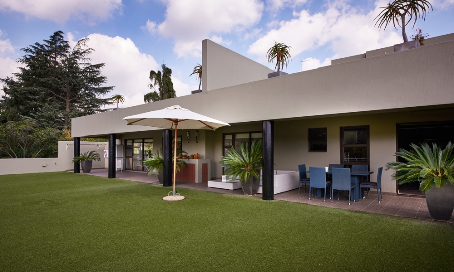 To Let 4 Bedroom Property for Rent in Sandown Gauteng