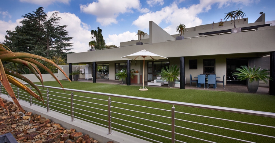 To Let 4 Bedroom Property for Rent in Sandown Gauteng