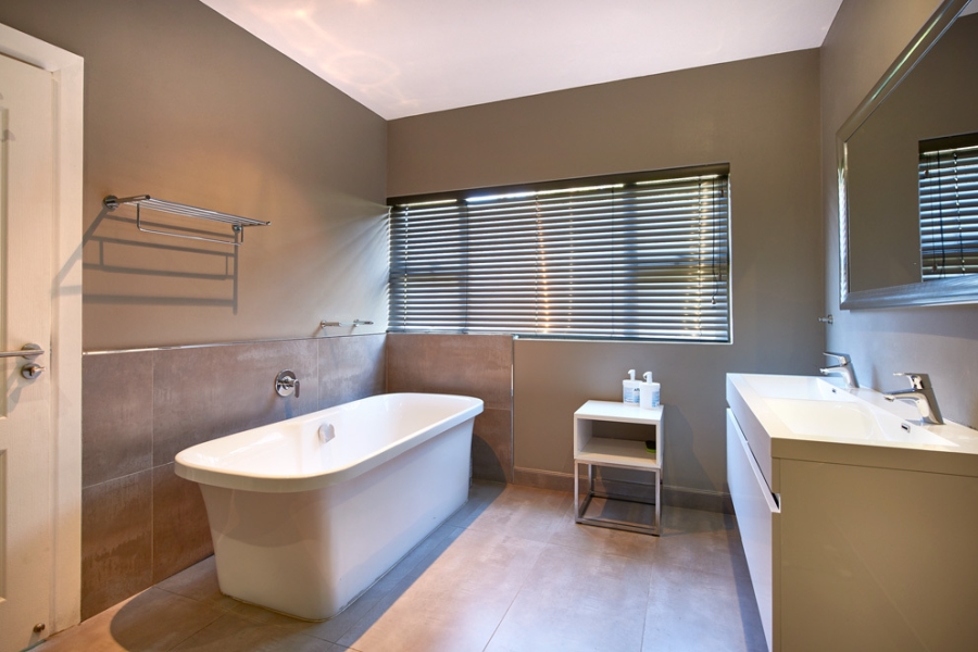 To Let 4 Bedroom Property for Rent in Sandown Gauteng