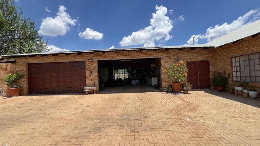 5 Bedroom Property for Sale in Tarlton Gauteng