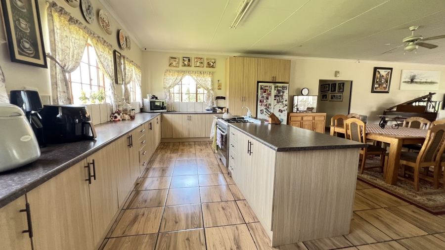 5 Bedroom Property for Sale in Tarlton Gauteng