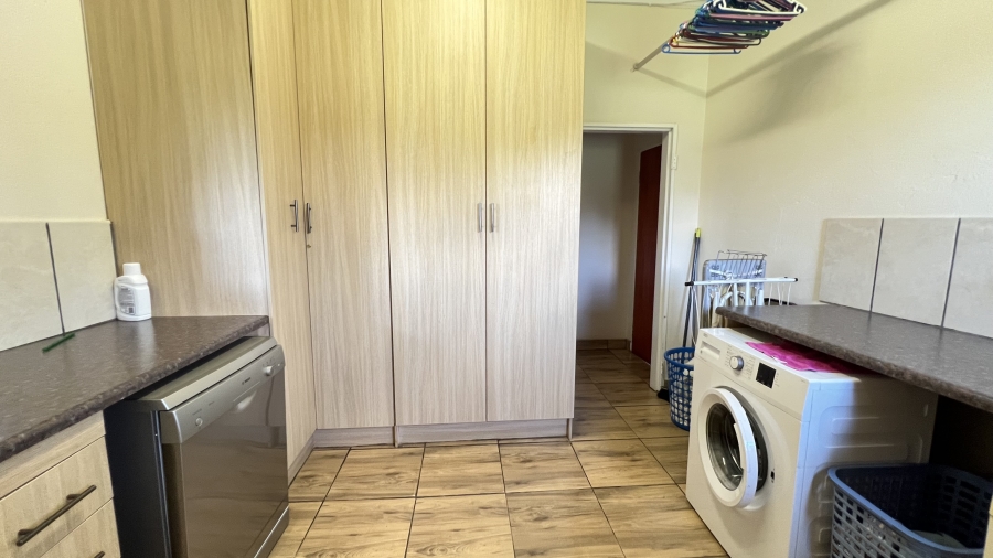 5 Bedroom Property for Sale in Tarlton Gauteng