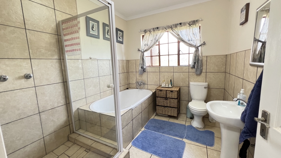 5 Bedroom Property for Sale in Tarlton Gauteng