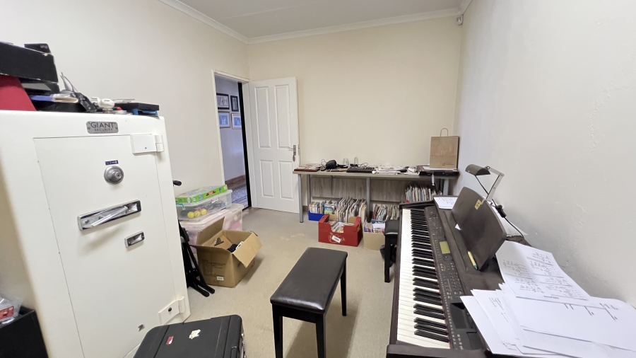 5 Bedroom Property for Sale in Tarlton Gauteng
