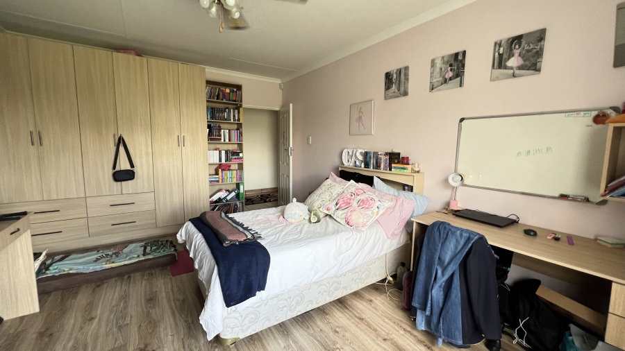5 Bedroom Property for Sale in Tarlton Gauteng