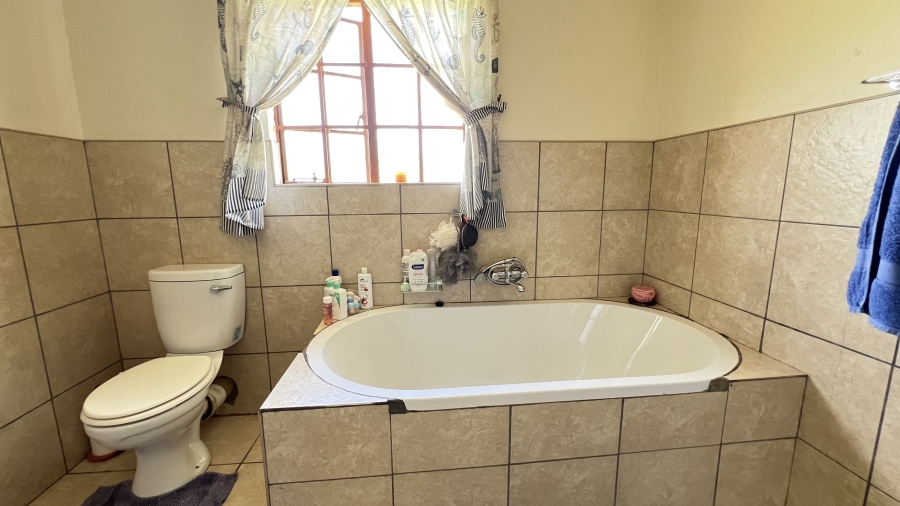 5 Bedroom Property for Sale in Tarlton Gauteng