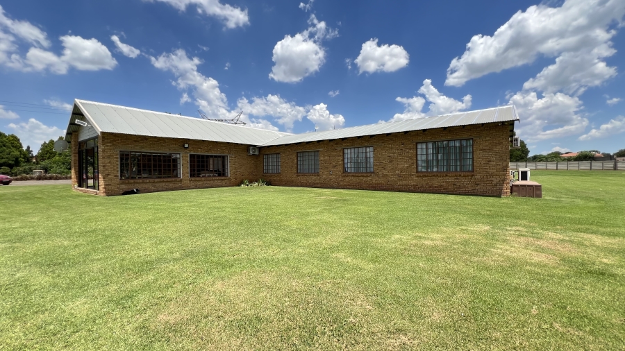 5 Bedroom Property for Sale in Tarlton Gauteng