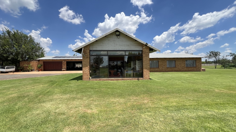 5 Bedroom Property for Sale in Tarlton Gauteng
