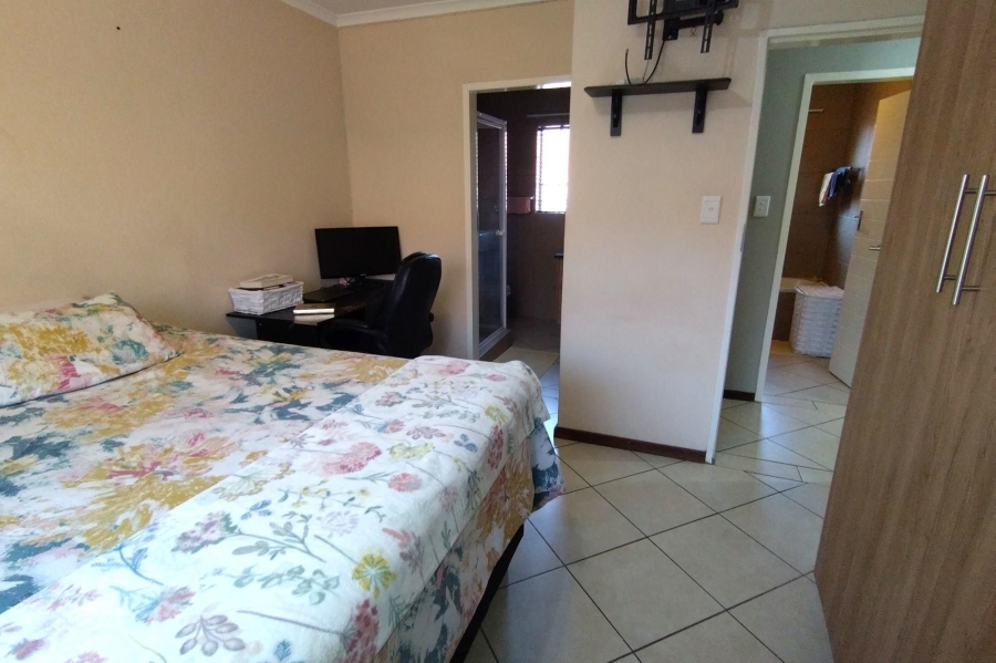 2 Bedroom Property for Sale in Monavoni Gauteng
