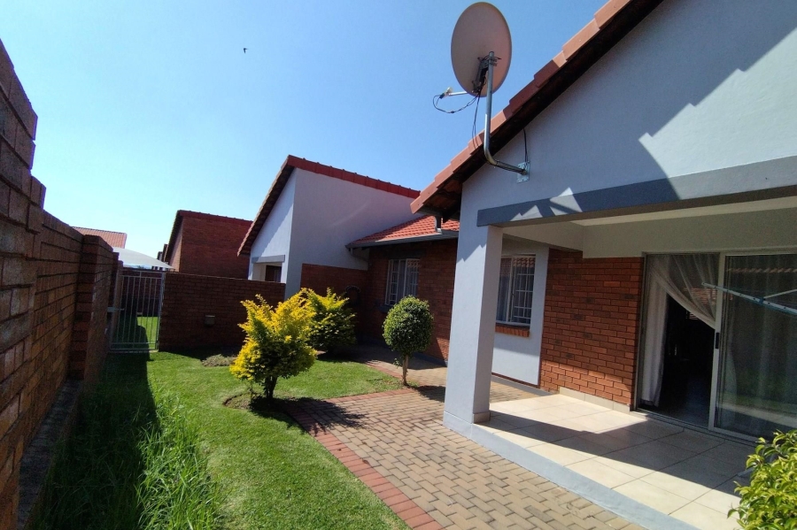 2 Bedroom Property for Sale in Monavoni Gauteng
