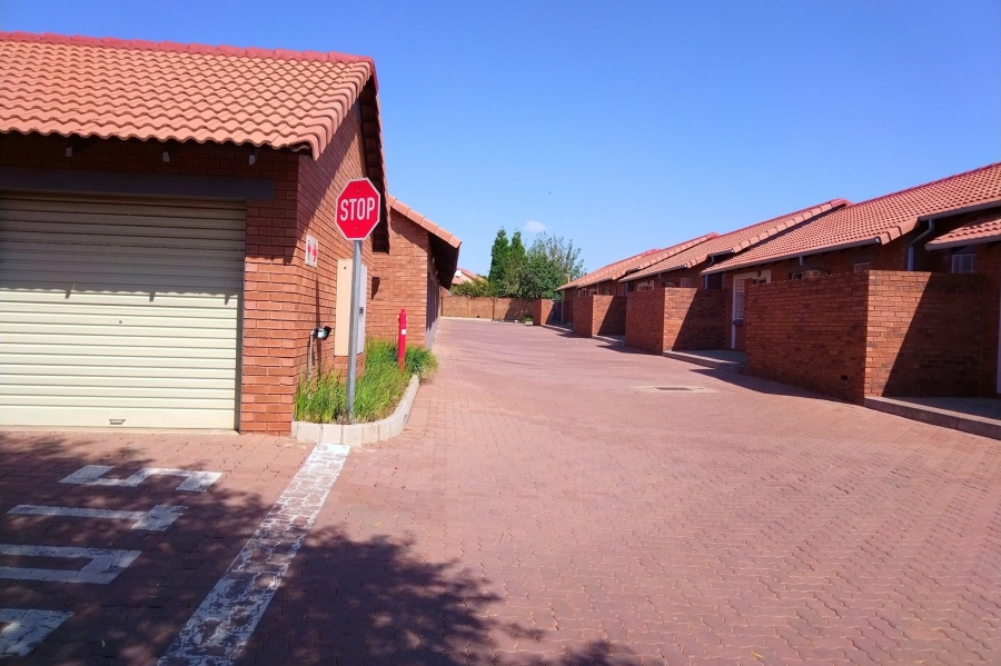 2 Bedroom Property for Sale in Monavoni Gauteng