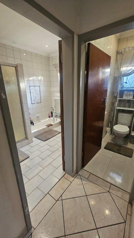 5 Bedroom Property for Sale in Mountain View Gauteng