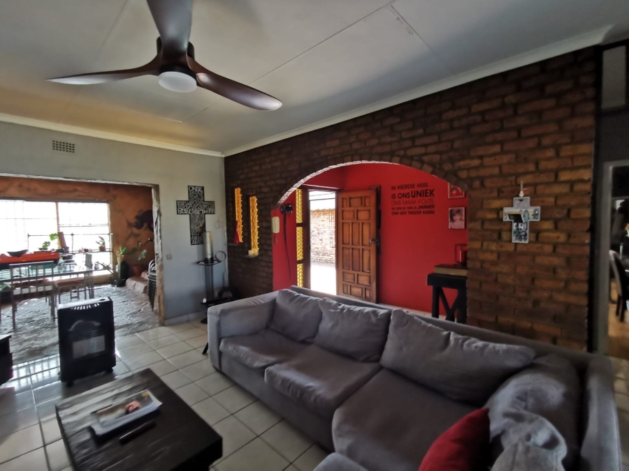 5 Bedroom Property for Sale in Verwoerdpark Gauteng