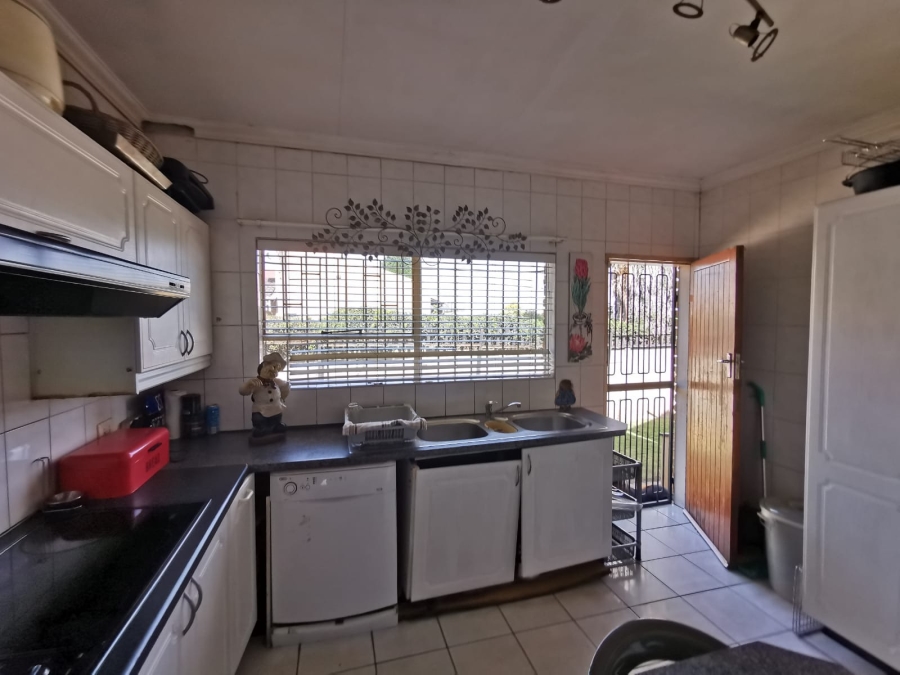 5 Bedroom Property for Sale in Verwoerdpark Gauteng