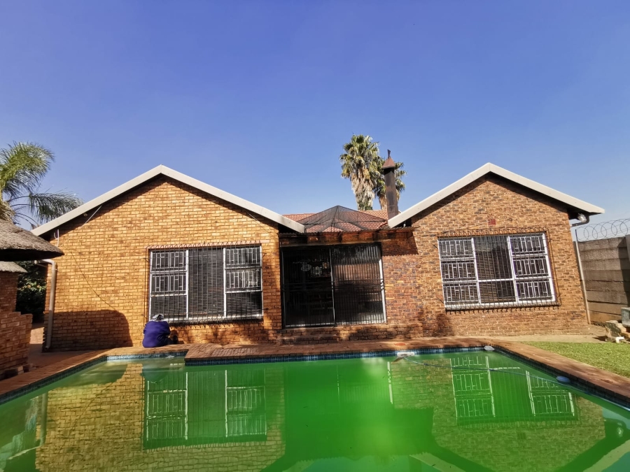 5 Bedroom Property for Sale in Verwoerdpark Gauteng