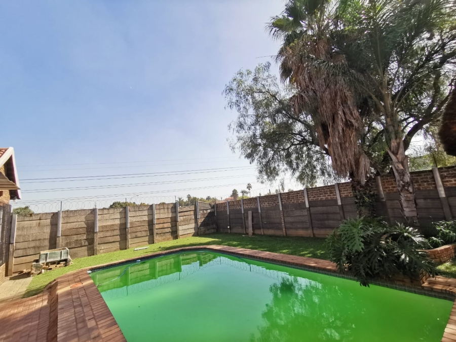 5 Bedroom Property for Sale in Verwoerdpark Gauteng