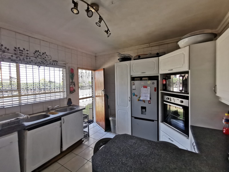 5 Bedroom Property for Sale in Verwoerdpark Gauteng